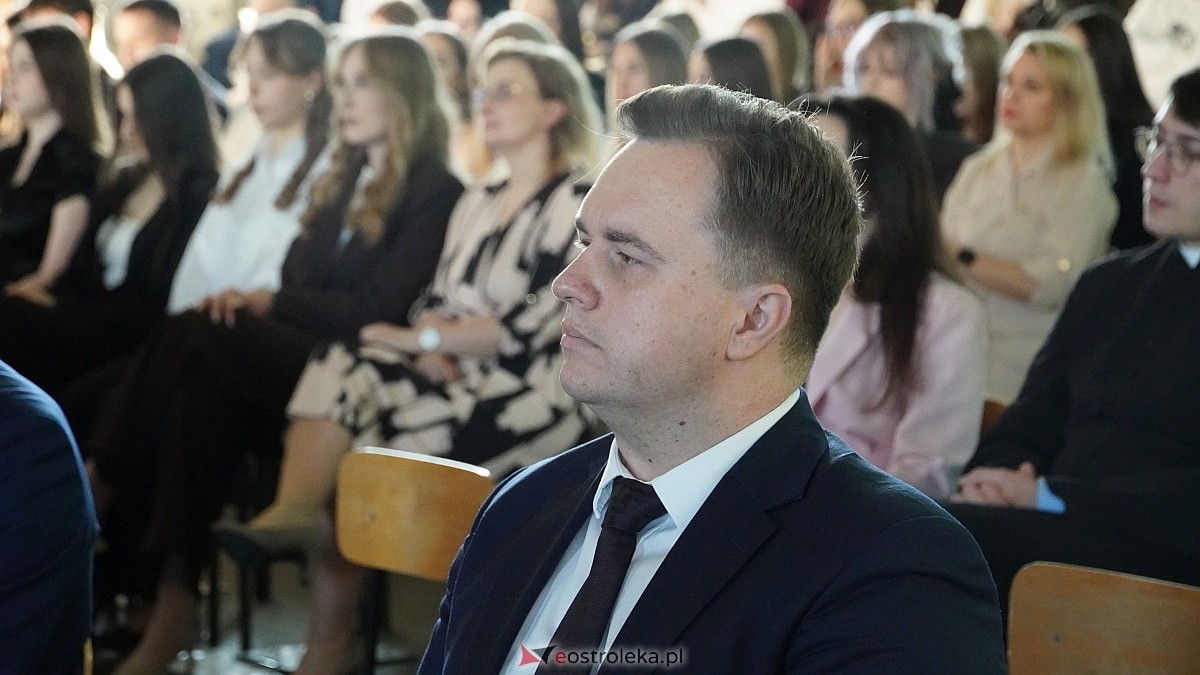 Rozdanie świadectw maturalnych w III LO im. Unii Europejskiej w Ostrołęce [24.04.2026] - zdjęcie #95 - eOstroleka.pl