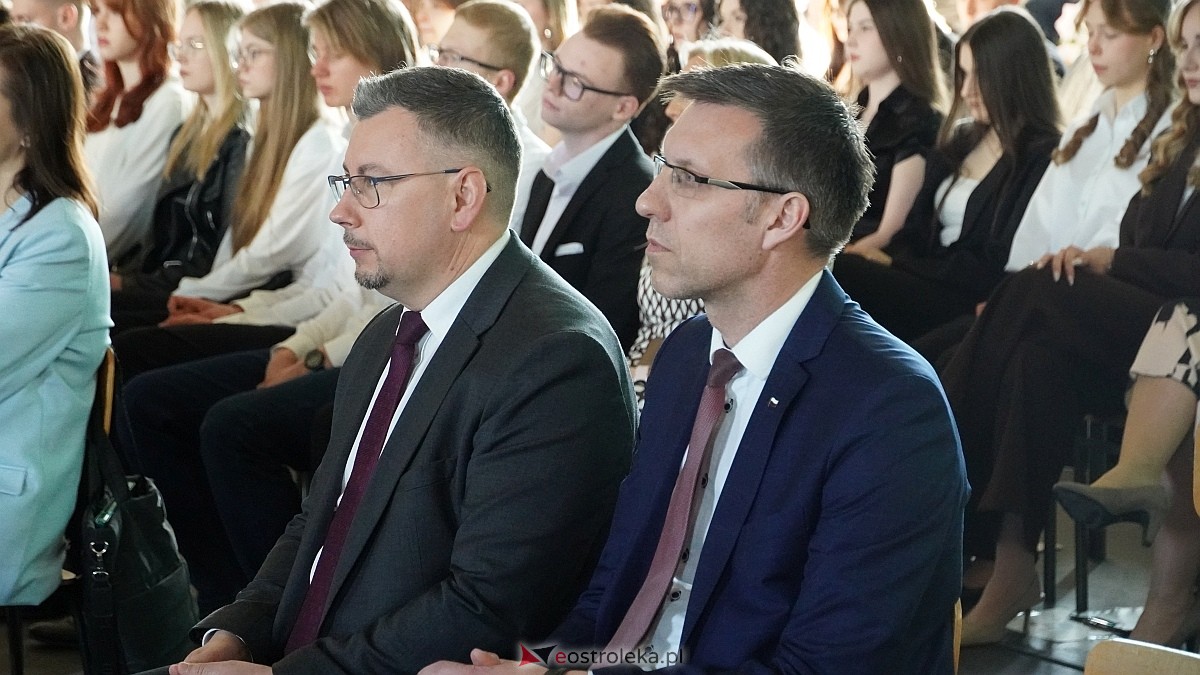 Rozdanie świadectw maturalnych w III LO im. Unii Europejskiej w Ostrołęce [24.04.2026] - zdjęcie #94 - eOstroleka.pl