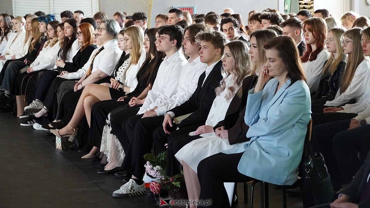 Rozdanie świadectw maturalnych w III LO im. Unii Europejskiej w Ostrołęce [24.04.2026] - zdjęcie #93 - eOstroleka.pl