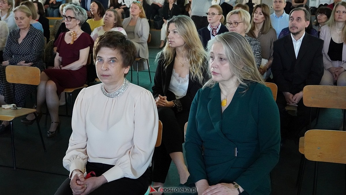 Rozdanie świadectw maturalnych w III LO im. Unii Europejskiej w Ostrołęce [24.04.2026] - zdjęcie #92 - eOstroleka.pl