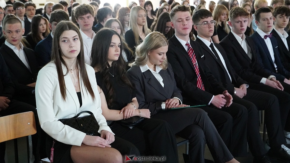 Rozdanie świadectw maturalnych w III LO im. Unii Europejskiej w Ostrołęce [24.04.2026] - zdjęcie #91 - eOstroleka.pl