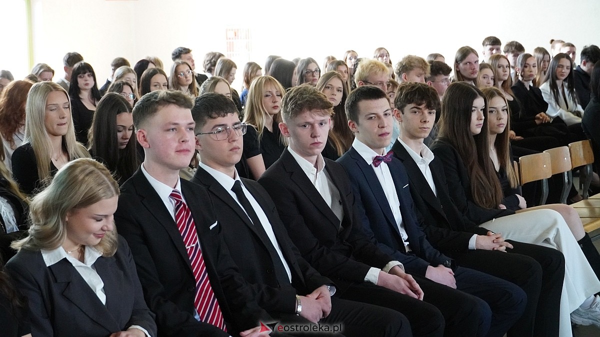 Rozdanie świadectw maturalnych w III LO im. Unii Europejskiej w Ostrołęce [24.04.2026] - zdjęcie #90 - eOstroleka.pl