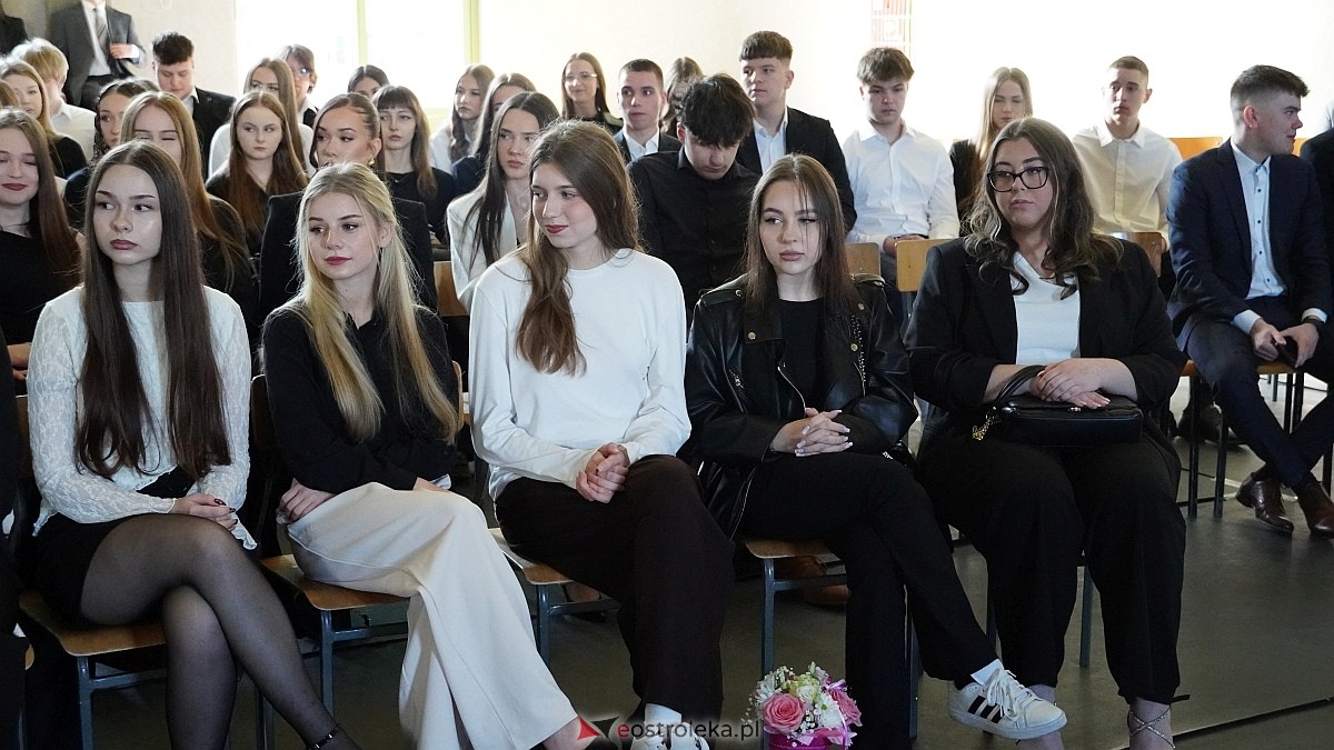 Rozdanie świadectw maturalnych w III LO im. Unii Europejskiej w Ostrołęce [24.04.2026] - zdjęcie #88 - eOstroleka.pl