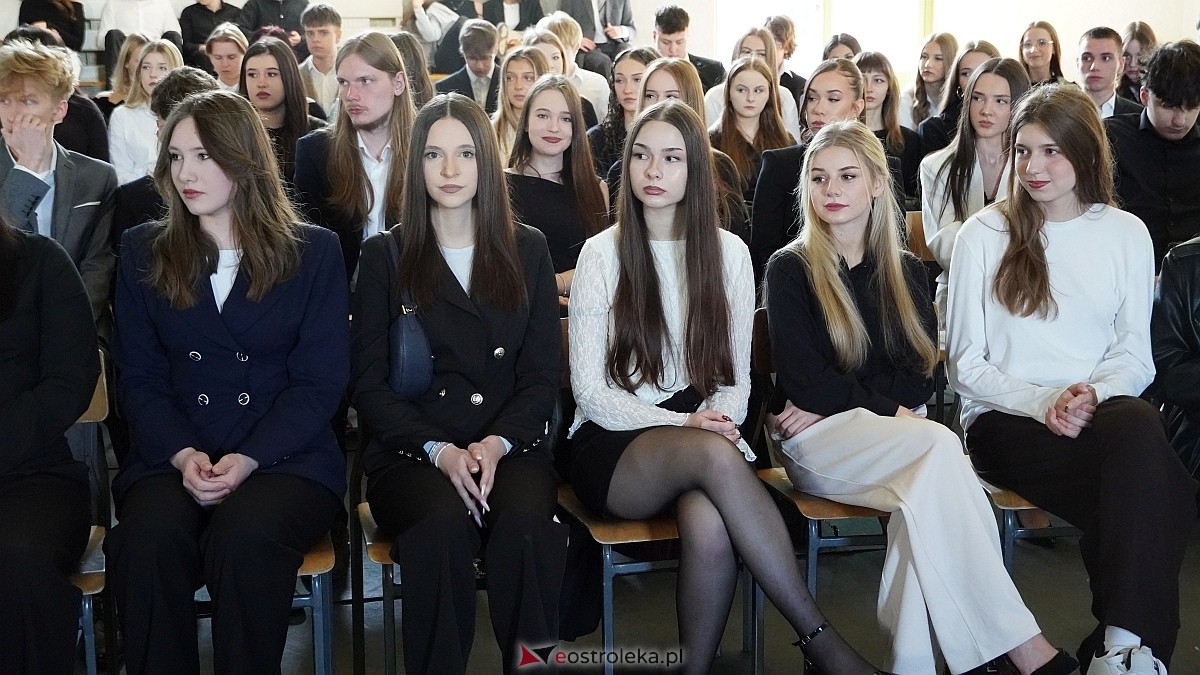 Rozdanie świadectw maturalnych w III LO im. Unii Europejskiej w Ostrołęce [24.04.2026] - zdjęcie #87 - eOstroleka.pl