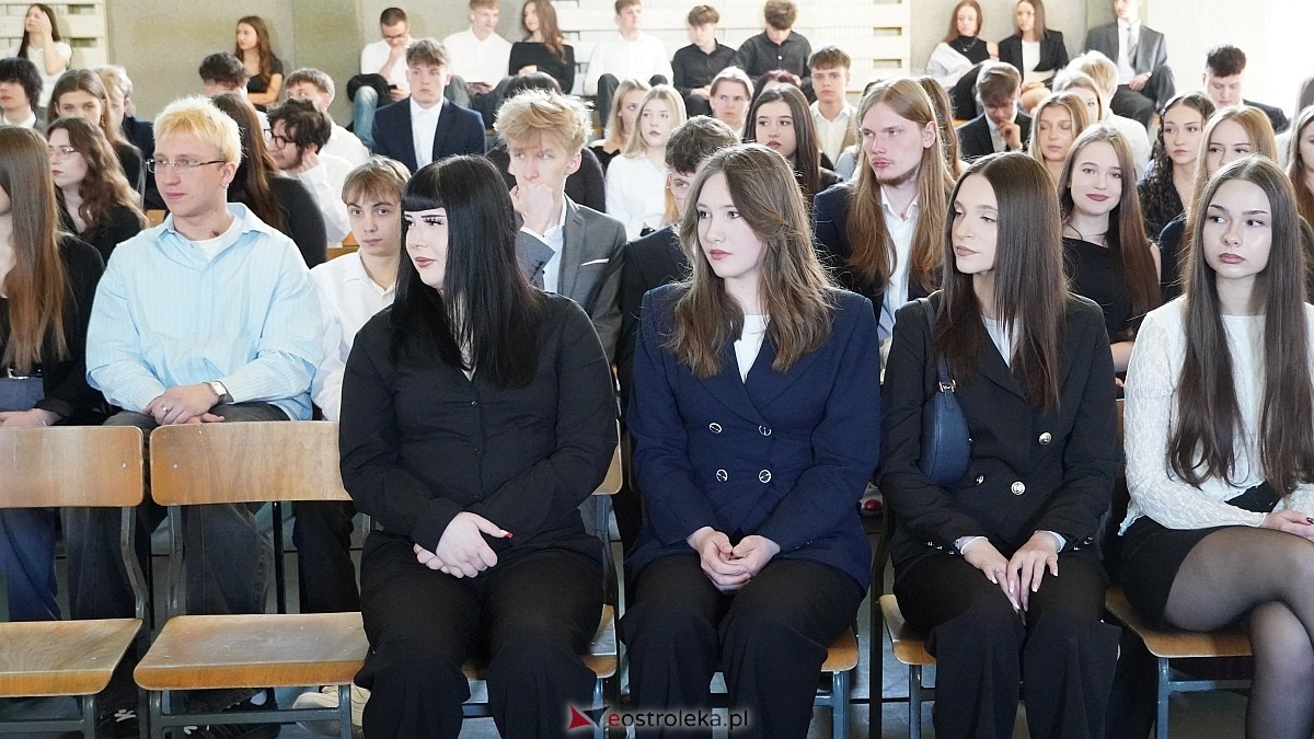 Rozdanie świadectw maturalnych w III LO im. Unii Europejskiej w Ostrołęce [24.04.2026] - zdjęcie #86 - eOstroleka.pl