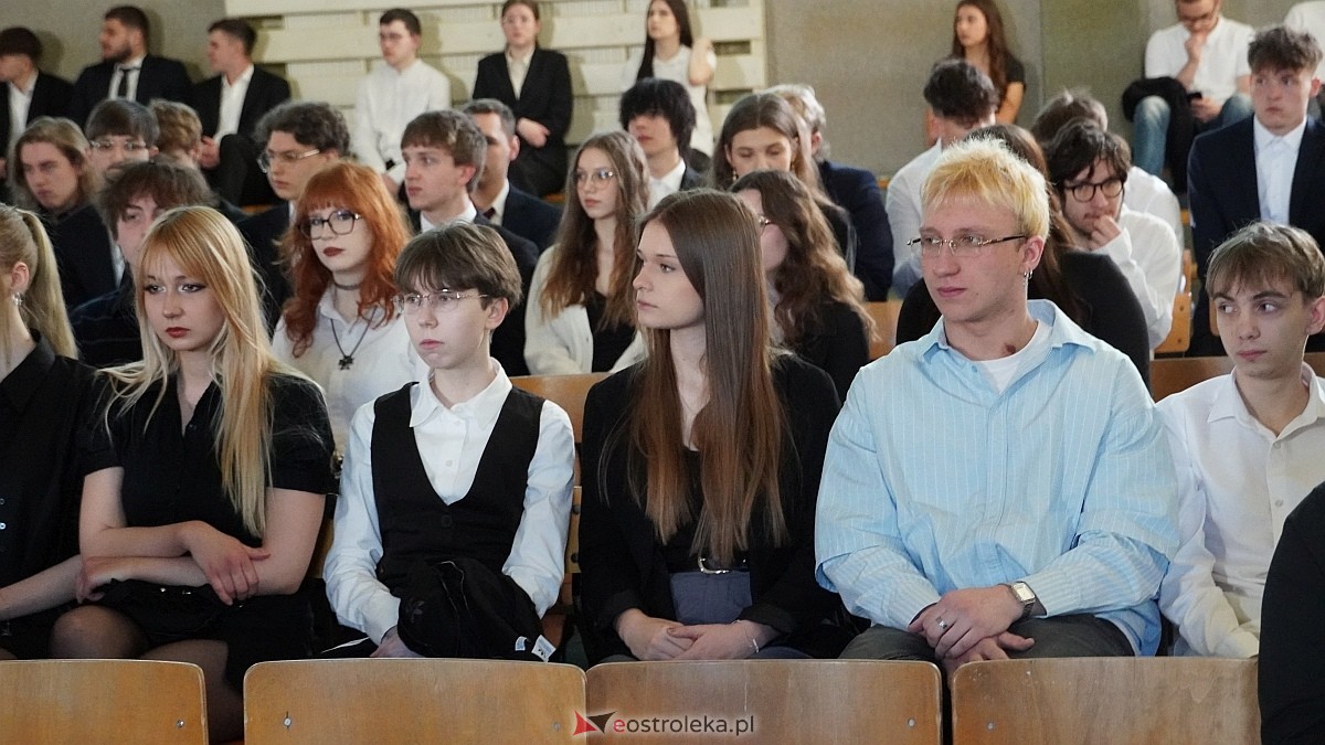 Rozdanie świadectw maturalnych w III LO im. Unii Europejskiej w Ostrołęce [24.04.2026] - zdjęcie #85 - eOstroleka.pl