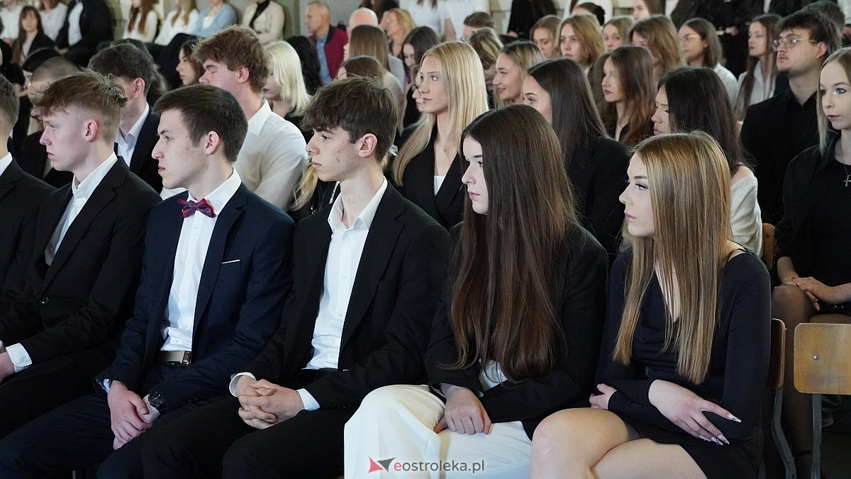 Rozdanie świadectw maturalnych w III LO im. Unii Europejskiej w Ostrołęce [24.04.2026] - zdjęcie #84 - eOstroleka.pl