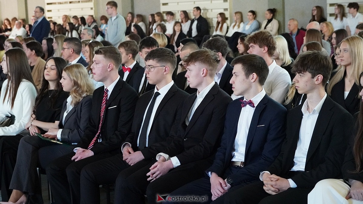 Rozdanie świadectw maturalnych w III LO im. Unii Europejskiej w Ostrołęce [24.04.2026] - zdjęcie #83 - eOstroleka.pl