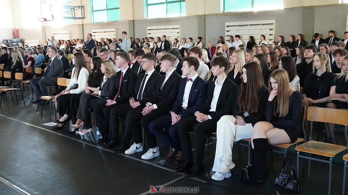 Rozdanie świadectw maturalnych w III LO im. Unii Europejskiej w Ostrołęce [24.04.2026] - zdjęcie #82 - eOstroleka.pl