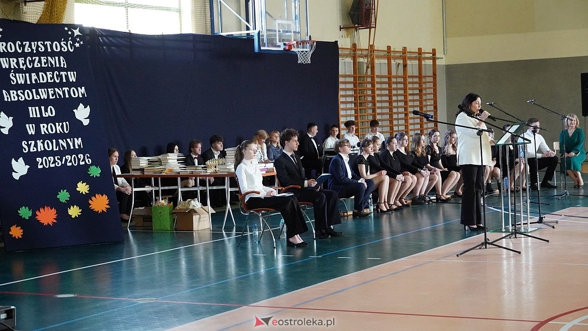 Rozdanie świadectw maturalnych w III LO im. Unii Europejskiej w Ostrołęce [24.04.2026] - zdjęcie #81 - eOstroleka.pl