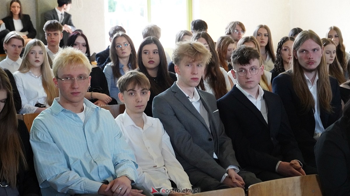Rozdanie świadectw maturalnych w III LO im. Unii Europejskiej w Ostrołęce [24.04.2026] - zdjęcie #79 - eOstroleka.pl