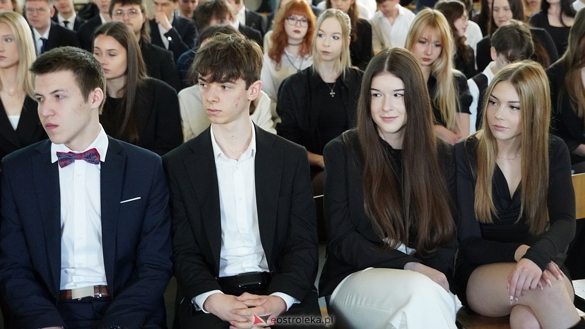 Rozdanie świadectw maturalnych w III LO im. Unii Europejskiej w Ostrołęce [24.04.2026] - zdjęcie #78 - eOstroleka.pl