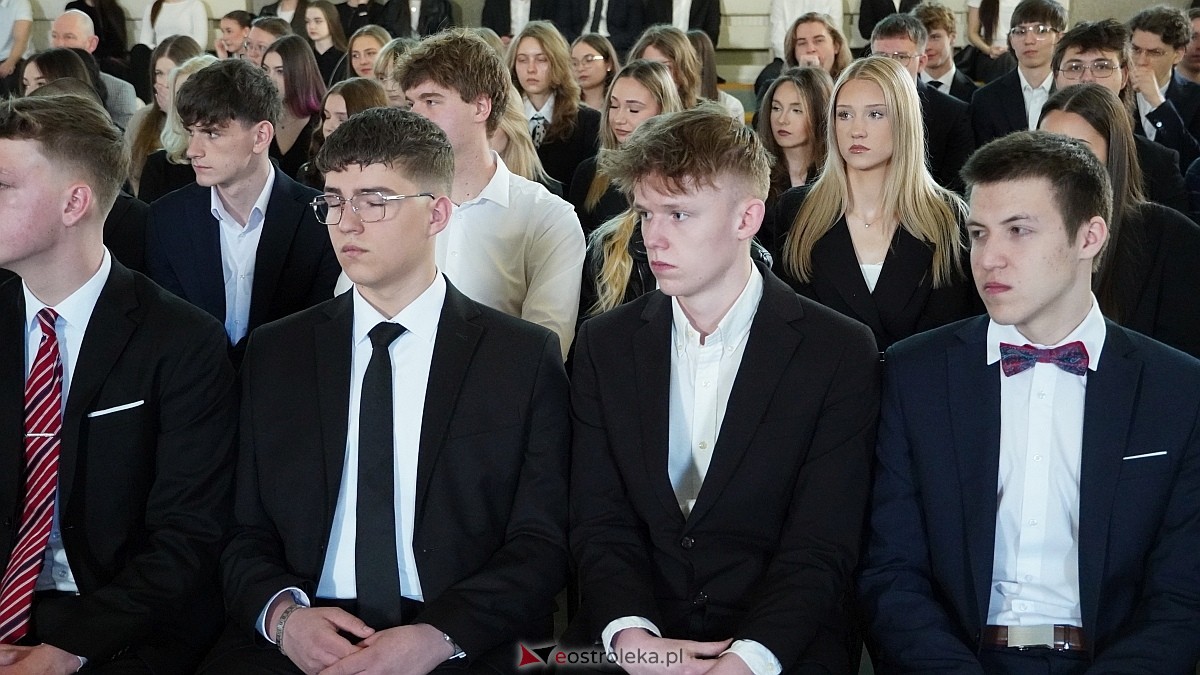 Rozdanie świadectw maturalnych w III LO im. Unii Europejskiej w Ostrołęce [24.04.2026] - zdjęcie #77 - eOstroleka.pl