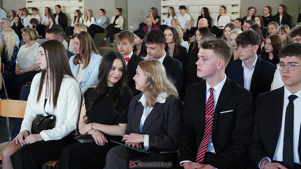 Rozdanie świadectw maturalnych w III LO im. Unii Europejskiej w Ostrołęce [24.04.2026] - zdjęcie #76 - eOstroleka.pl