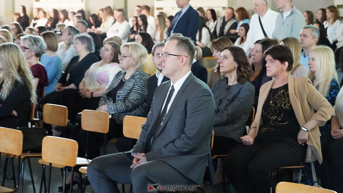 Rozdanie świadectw maturalnych w III LO im. Unii Europejskiej w Ostrołęce [24.04.2026] - zdjęcie #75 - eOstroleka.pl