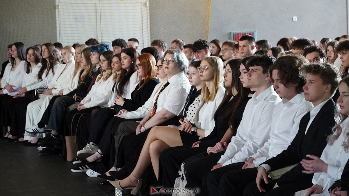 Rozdanie świadectw maturalnych w III LO im. Unii Europejskiej w Ostrołęce [24.04.2026] - zdjęcie #74 - eOstroleka.pl