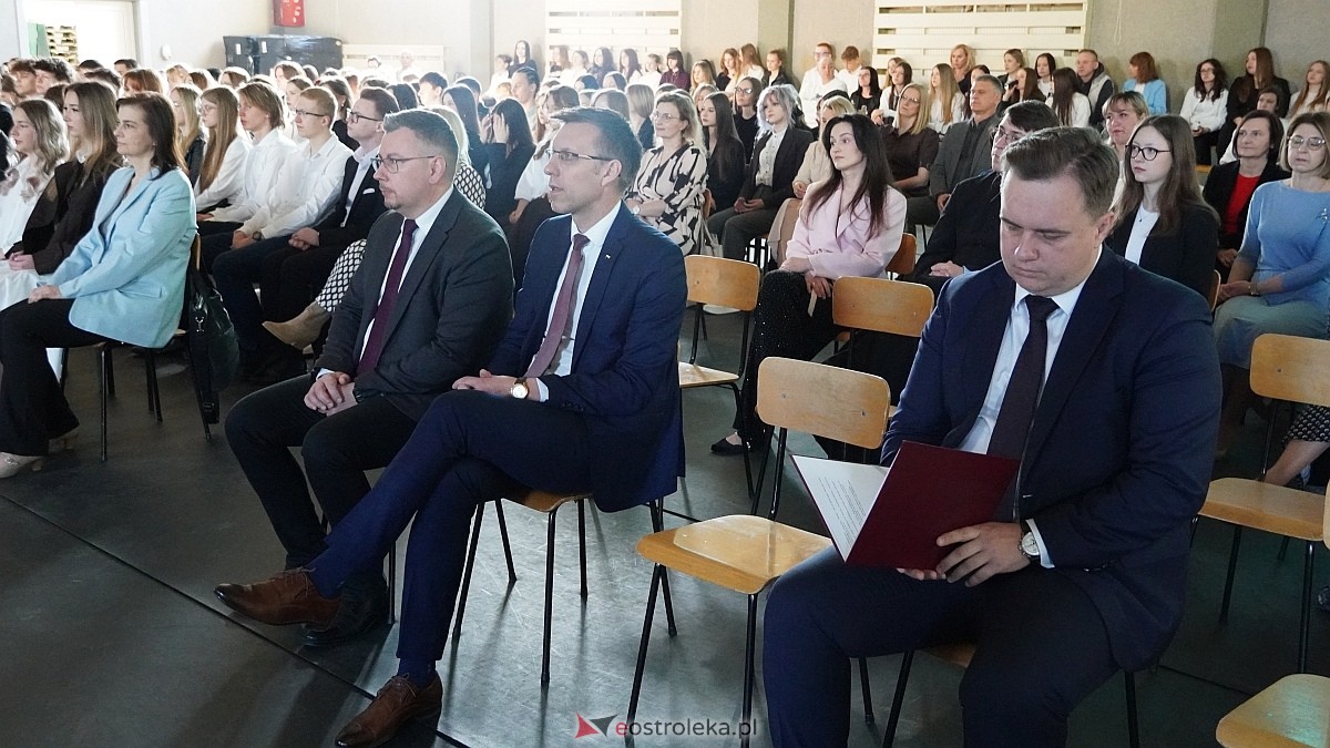 Rozdanie świadectw maturalnych w III LO im. Unii Europejskiej w Ostrołęce [24.04.2026] - zdjęcie #73 - eOstroleka.pl