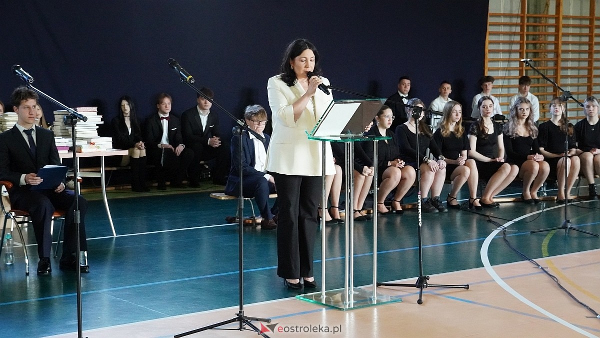 Rozdanie świadectw maturalnych w III LO im. Unii Europejskiej w Ostrołęce [24.04.2026] - zdjęcie #72 - eOstroleka.pl