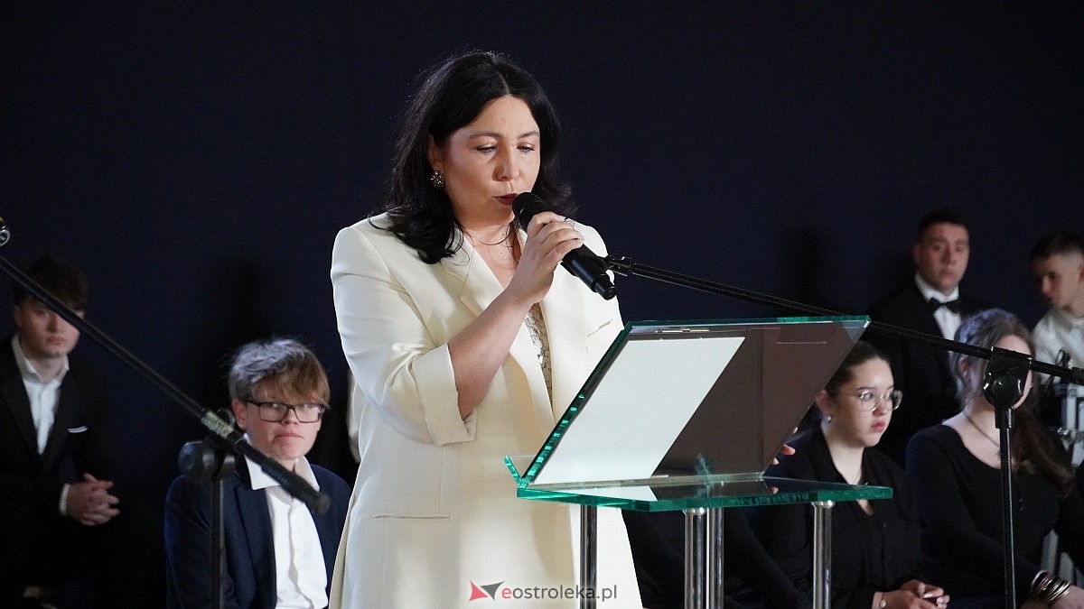 Rozdanie świadectw maturalnych w III LO im. Unii Europejskiej w Ostrołęce [24.04.2026] - zdjęcie #71 - eOstroleka.pl