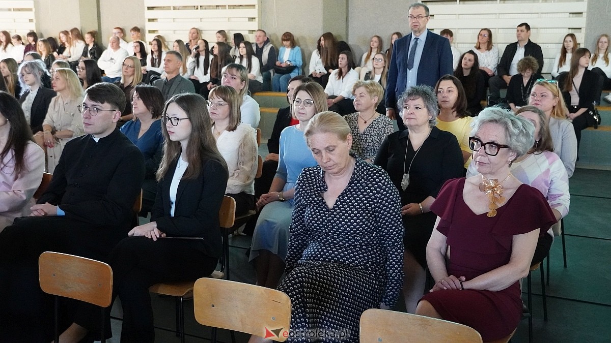 Rozdanie świadectw maturalnych w III LO im. Unii Europejskiej w Ostrołęce [24.04.2026] - zdjęcie #70 - eOstroleka.pl