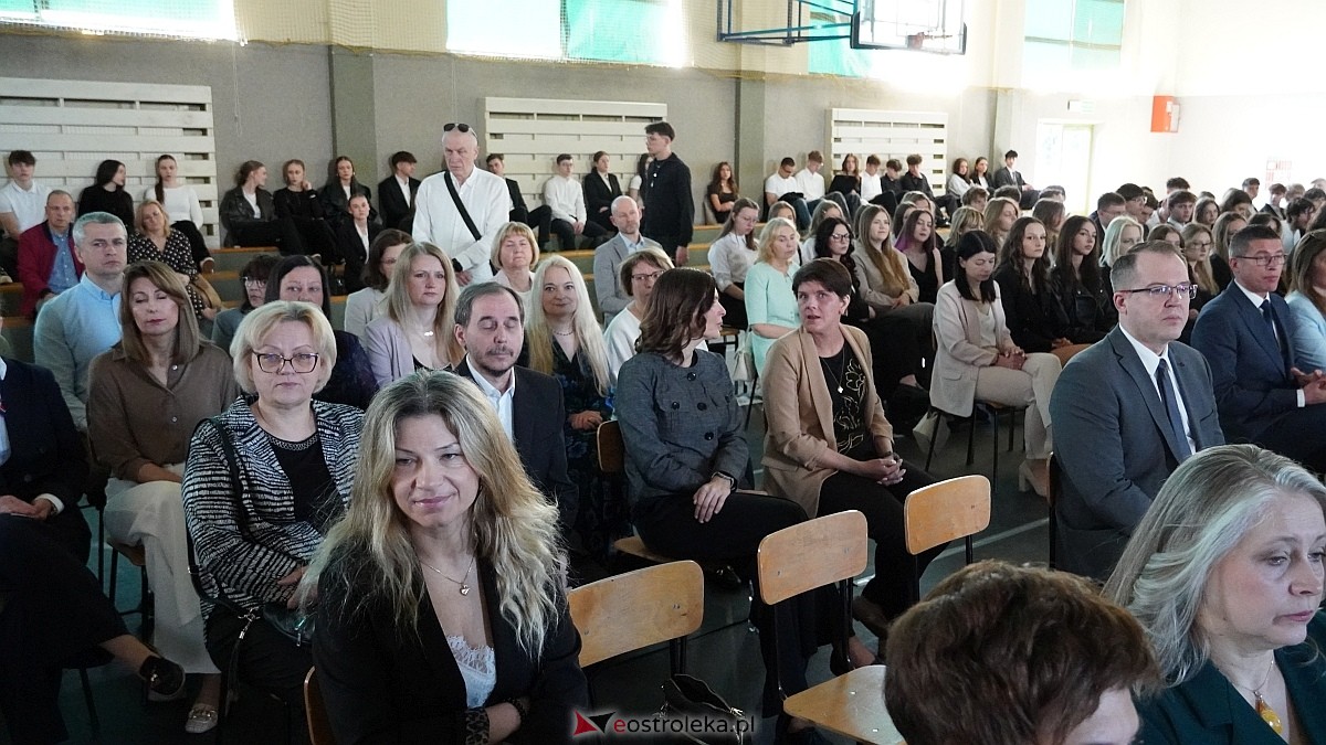 Rozdanie świadectw maturalnych w III LO im. Unii Europejskiej w Ostrołęce [24.04.2026] - zdjęcie #69 - eOstroleka.pl