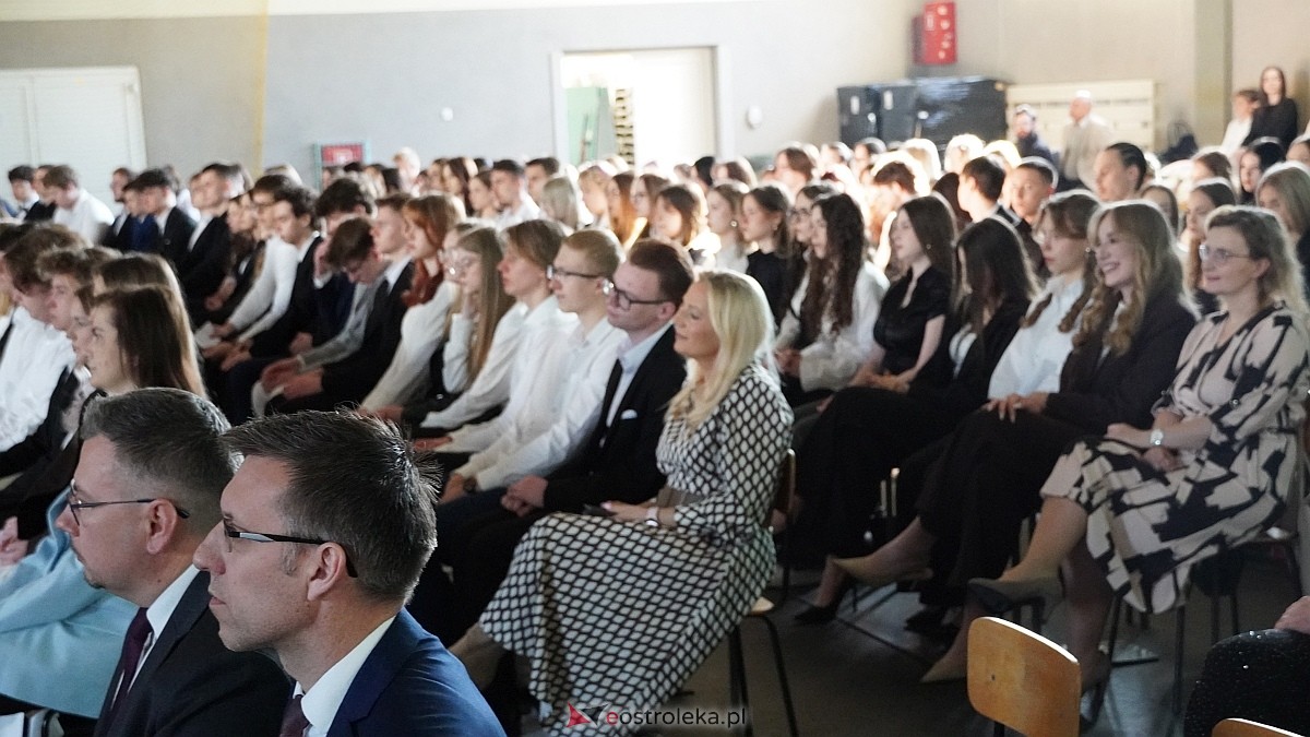 Rozdanie świadectw maturalnych w III LO im. Unii Europejskiej w Ostrołęce [24.04.2026] - zdjęcie #68 - eOstroleka.pl