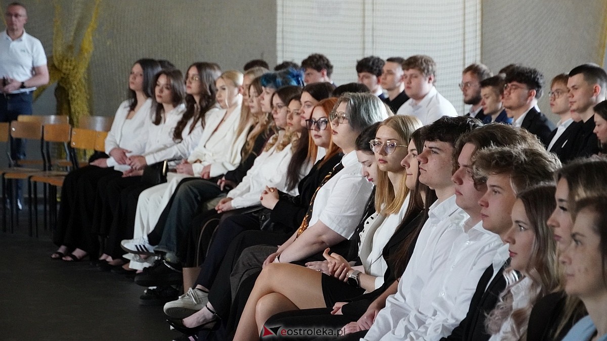 Rozdanie świadectw maturalnych w III LO im. Unii Europejskiej w Ostrołęce [24.04.2026] - zdjęcie #66 - eOstroleka.pl