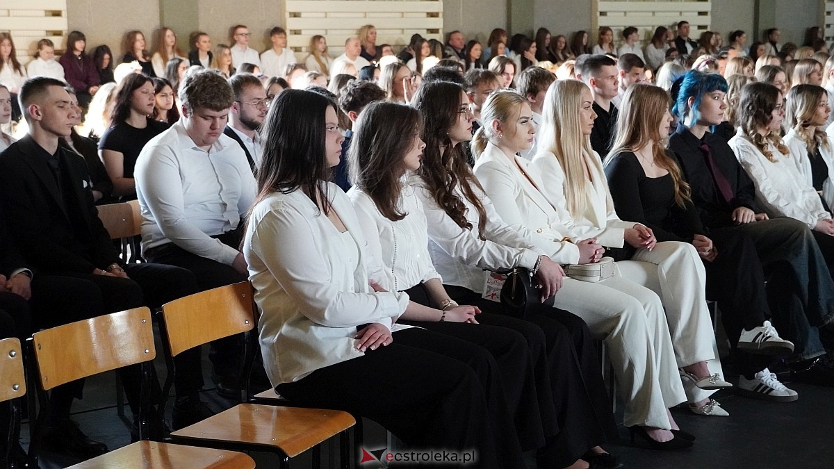 Rozdanie świadectw maturalnych w III LO im. Unii Europejskiej w Ostrołęce [24.04.2026] - zdjęcie #65 - eOstroleka.pl