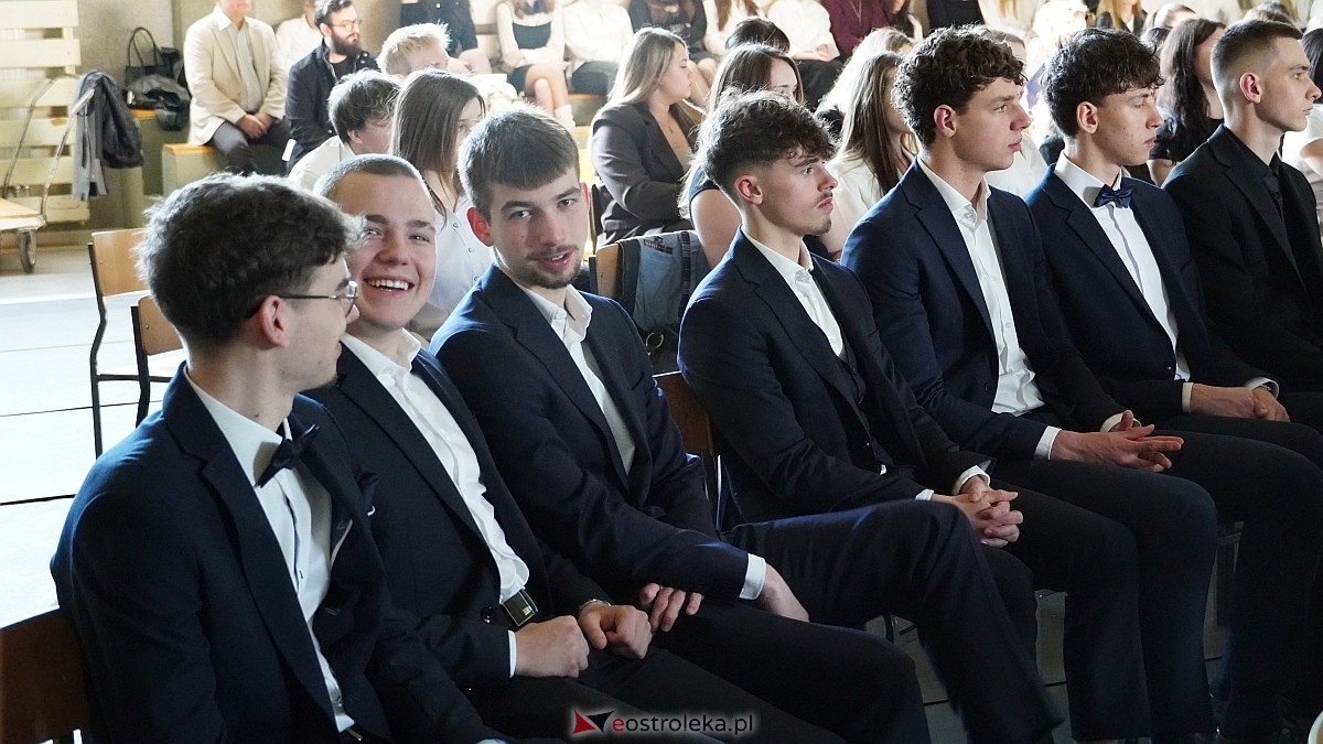 Rozdanie świadectw maturalnych w III LO im. Unii Europejskiej w Ostrołęce [24.04.2026] - zdjęcie #64 - eOstroleka.pl