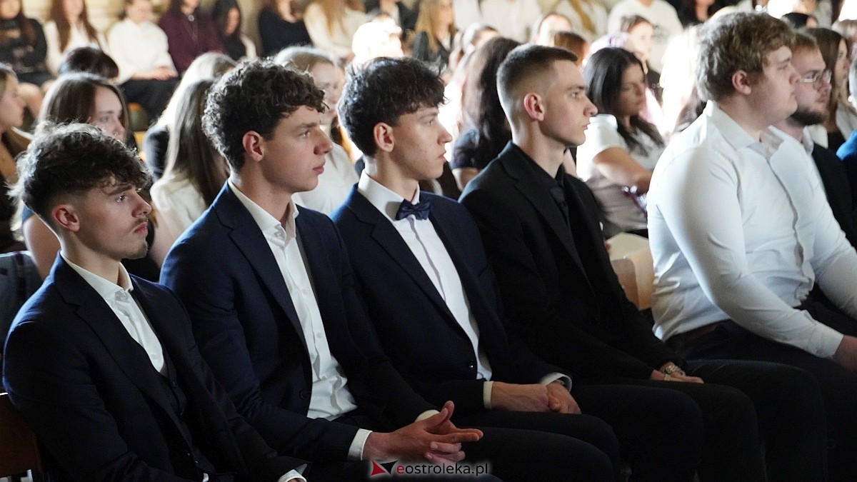 Rozdanie świadectw maturalnych w III LO im. Unii Europejskiej w Ostrołęce [24.04.2026] - zdjęcie #63 - eOstroleka.pl