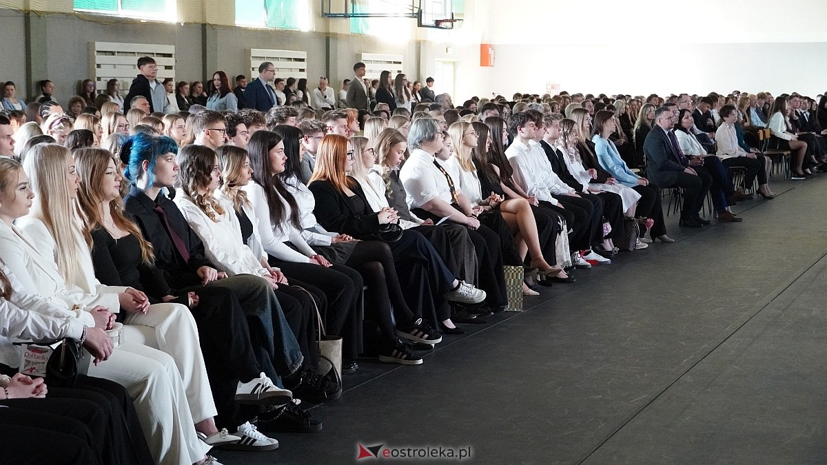 Rozdanie świadectw maturalnych w III LO im. Unii Europejskiej w Ostrołęce [24.04.2026] - zdjęcie #61 - eOstroleka.pl