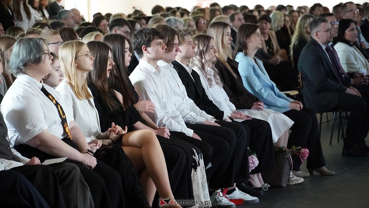 Rozdanie świadectw maturalnych w III LO im. Unii Europejskiej w Ostrołęce [24.04.2026] - zdjęcie #60 - eOstroleka.pl