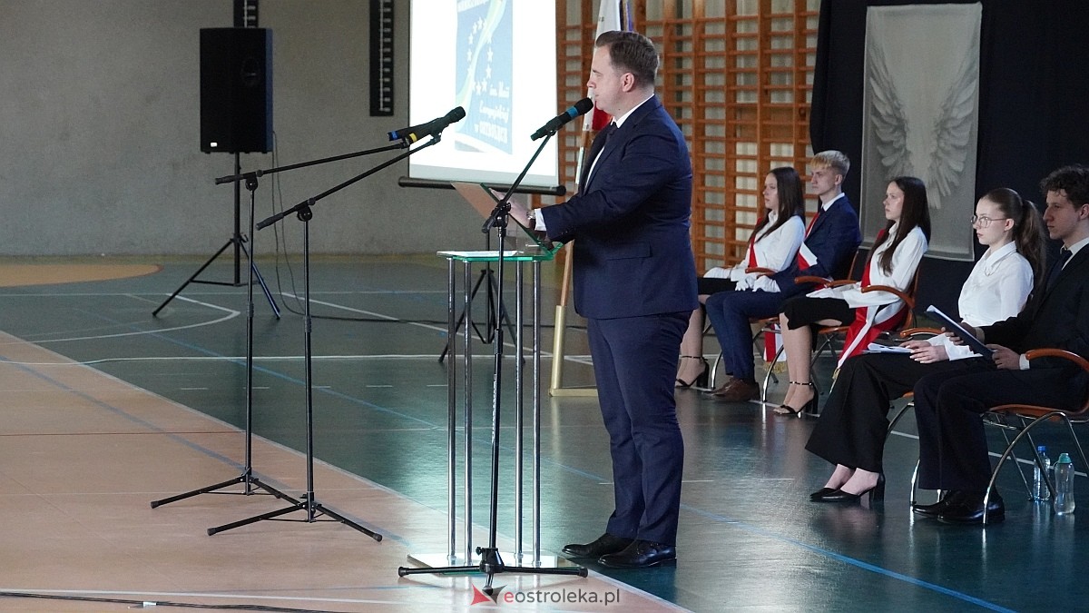 Rozdanie świadectw maturalnych w III LO im. Unii Europejskiej w Ostrołęce [24.04.2026] - zdjęcie #59 - eOstroleka.pl