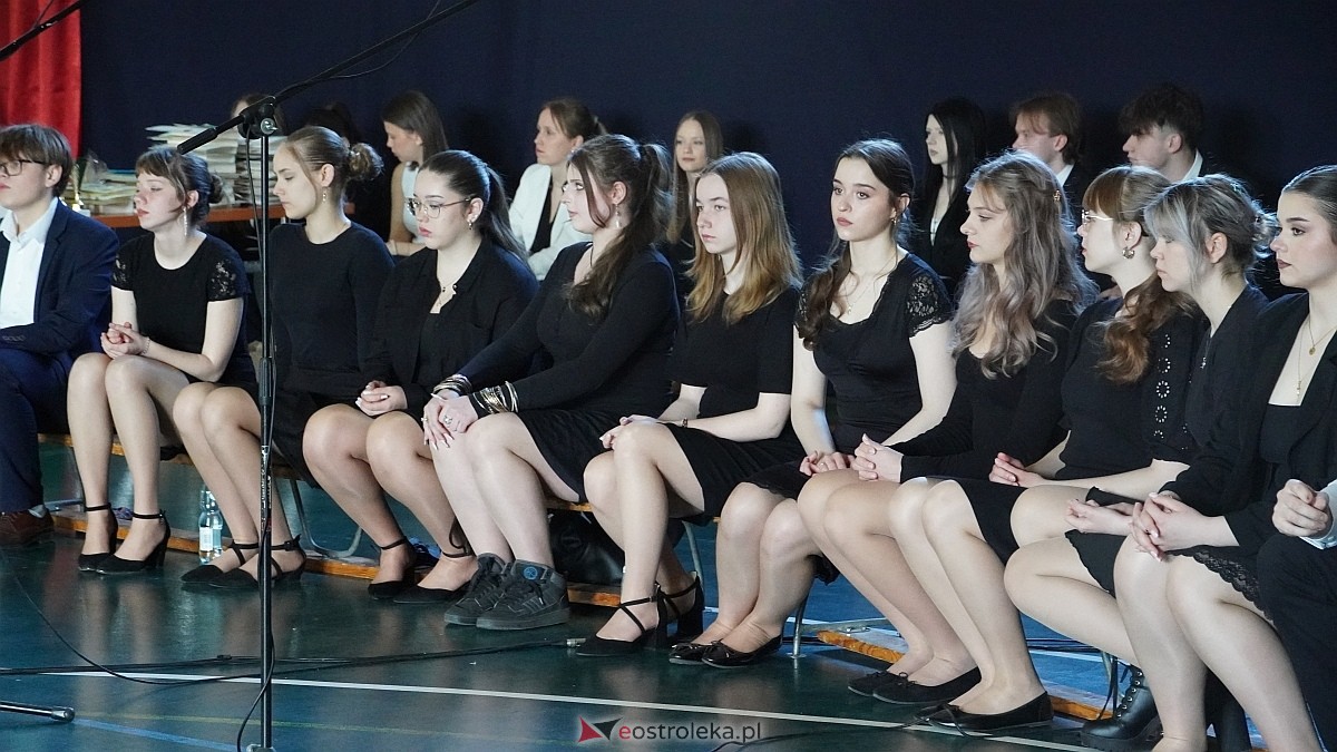 Rozdanie świadectw maturalnych w III LO im. Unii Europejskiej w Ostrołęce [24.04.2026] - zdjęcie #58 - eOstroleka.pl