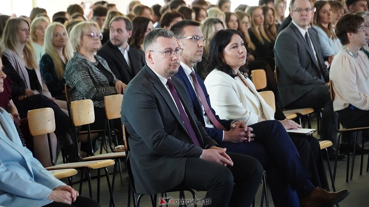 Rozdanie świadectw maturalnych w III LO im. Unii Europejskiej w Ostrołęce [24.04.2026] - zdjęcie #56 - eOstroleka.pl