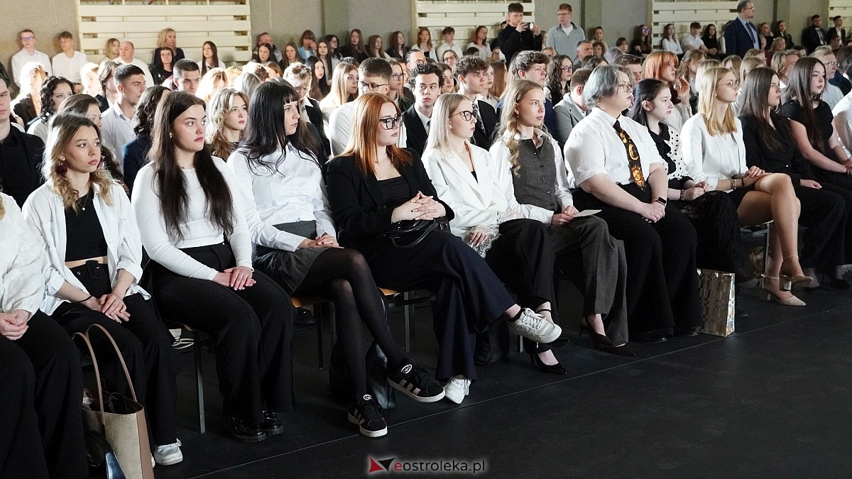 Rozdanie świadectw maturalnych w III LO im. Unii Europejskiej w Ostrołęce [24.04.2026] - zdjęcie #54 - eOstroleka.pl