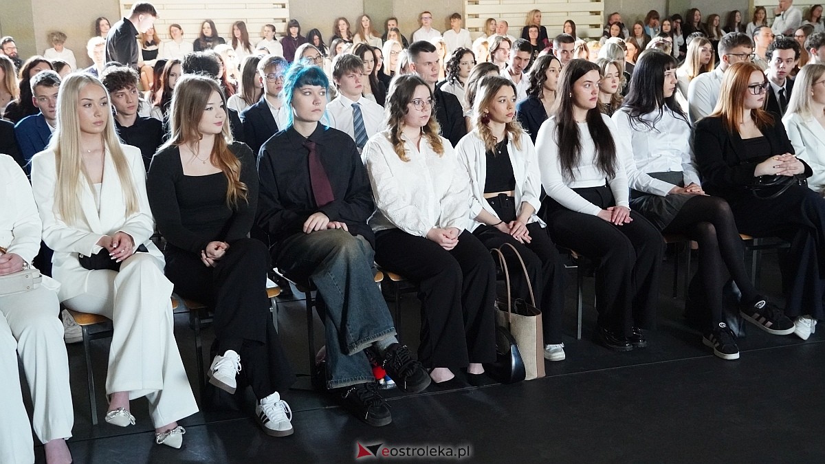 Rozdanie świadectw maturalnych w III LO im. Unii Europejskiej w Ostrołęce [24.04.2026] - zdjęcie #53 - eOstroleka.pl