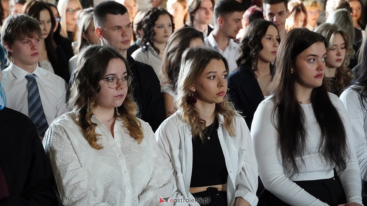 Rozdanie świadectw maturalnych w III LO im. Unii Europejskiej w Ostrołęce [24.04.2026] - zdjęcie #52 - eOstroleka.pl