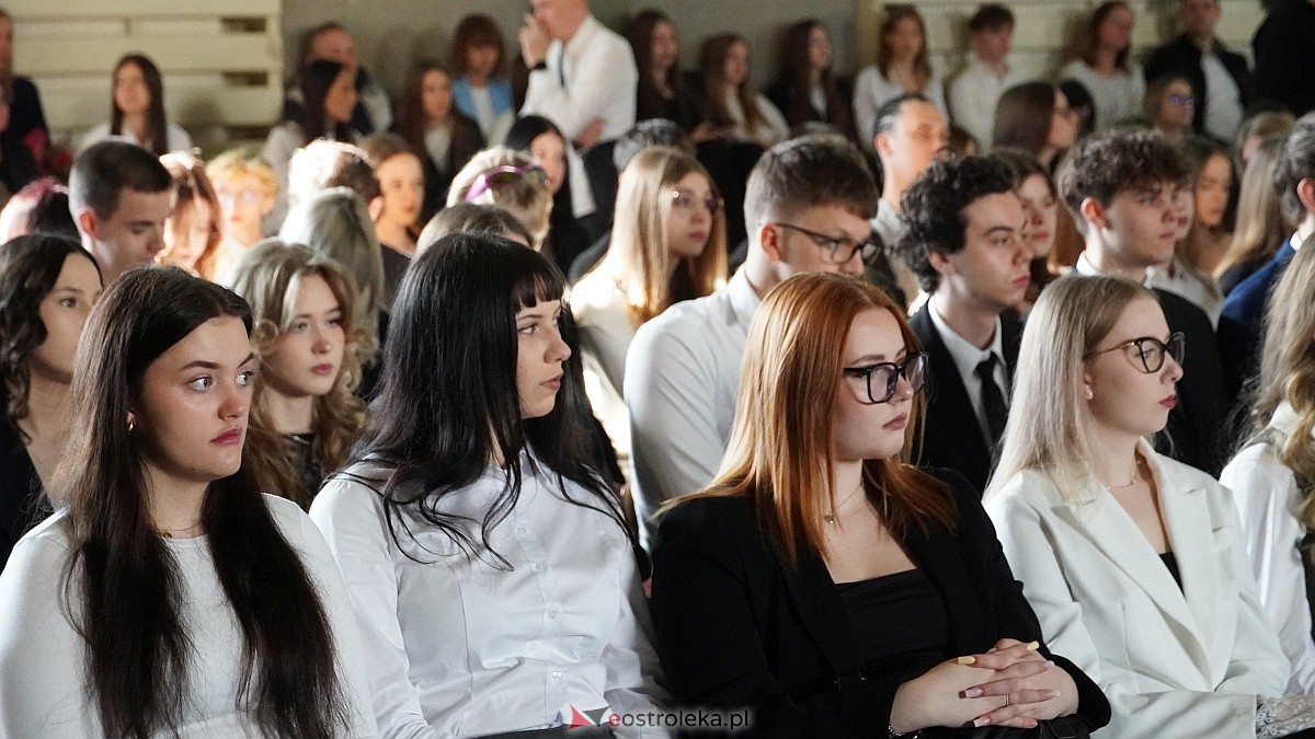 Rozdanie świadectw maturalnych w III LO im. Unii Europejskiej w Ostrołęce [24.04.2026] - zdjęcie #51 - eOstroleka.pl