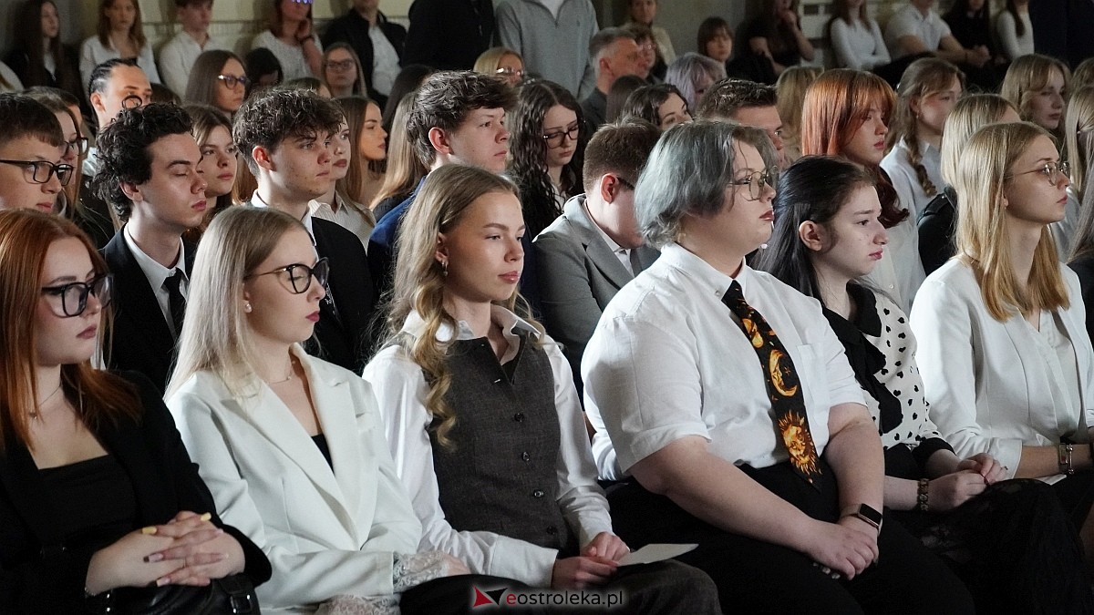 Rozdanie świadectw maturalnych w III LO im. Unii Europejskiej w Ostrołęce [24.04.2026] - zdjęcie #50 - eOstroleka.pl