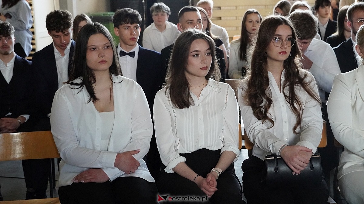 Rozdanie świadectw maturalnych w III LO im. Unii Europejskiej w Ostrołęce [24.04.2026] - zdjęcie #48 - eOstroleka.pl