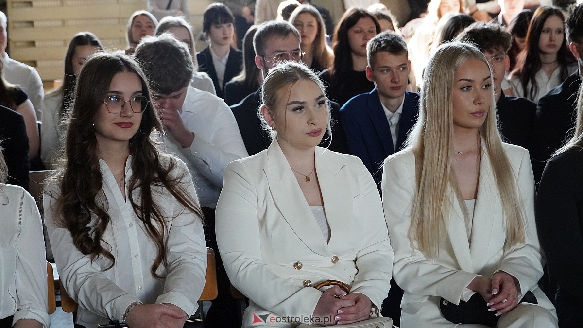 Rozdanie świadectw maturalnych w III LO im. Unii Europejskiej w Ostrołęce [24.04.2026] - zdjęcie #47 - eOstroleka.pl
