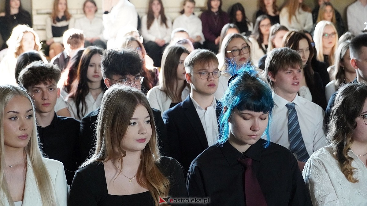 Rozdanie świadectw maturalnych w III LO im. Unii Europejskiej w Ostrołęce [24.04.2026] - zdjęcie #46 - eOstroleka.pl
