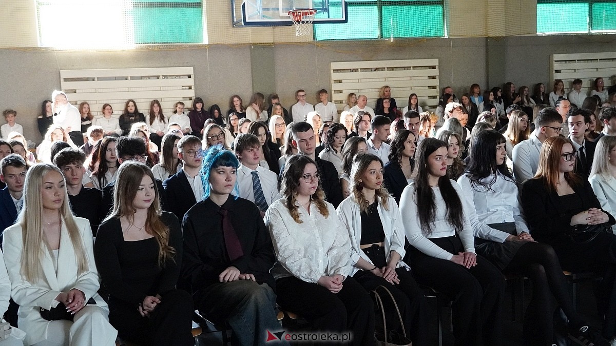 Rozdanie świadectw maturalnych w III LO im. Unii Europejskiej w Ostrołęce [24.04.2026] - zdjęcie #45 - eOstroleka.pl