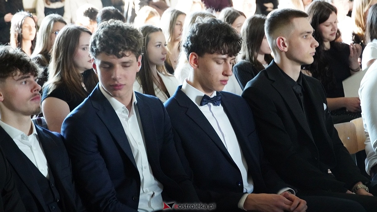 Rozdanie świadectw maturalnych w III LO im. Unii Europejskiej w Ostrołęce [24.04.2026] - zdjęcie #44 - eOstroleka.pl