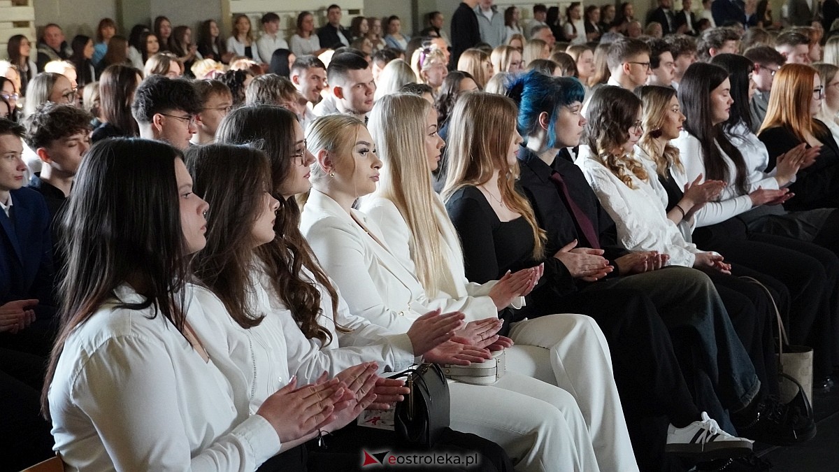 Rozdanie świadectw maturalnych w III LO im. Unii Europejskiej w Ostrołęce [24.04.2026] - zdjęcie #43 - eOstroleka.pl
