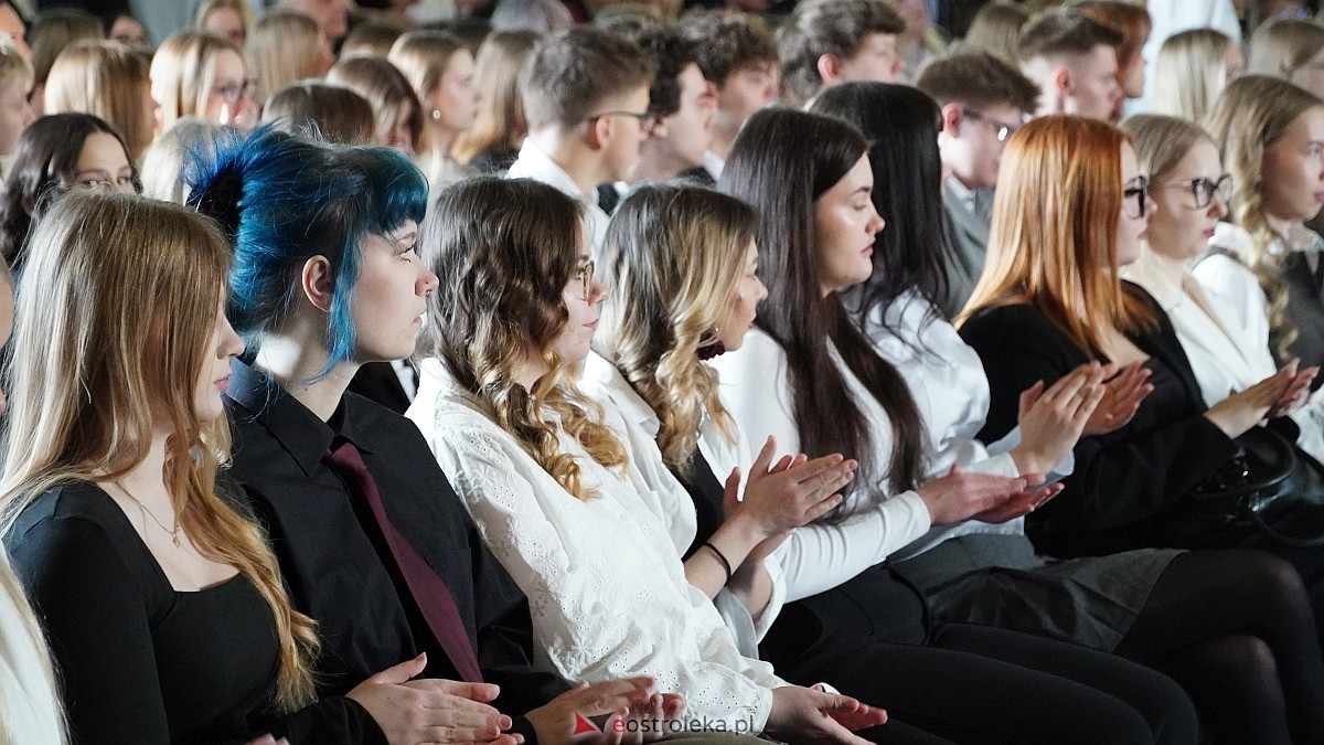 Rozdanie świadectw maturalnych w III LO im. Unii Europejskiej w Ostrołęce [24.04.2026] - zdjęcie #42 - eOstroleka.pl