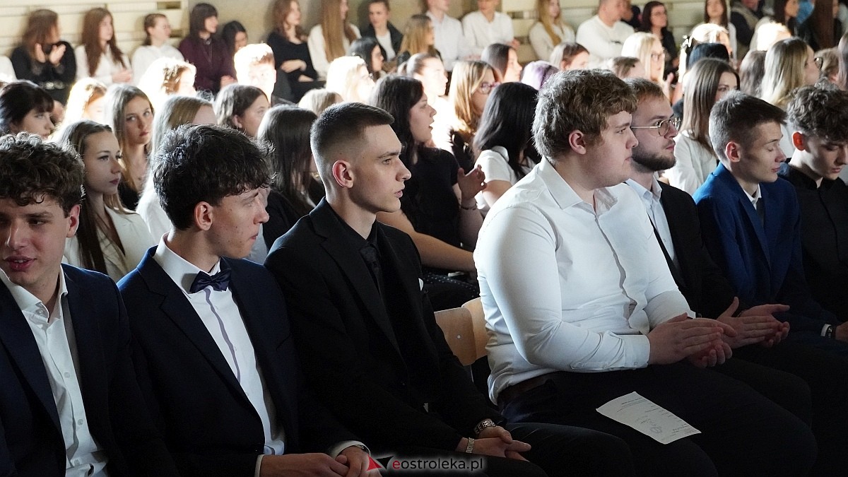 Rozdanie świadectw maturalnych w III LO im. Unii Europejskiej w Ostrołęce [24.04.2026] - zdjęcie #41 - eOstroleka.pl