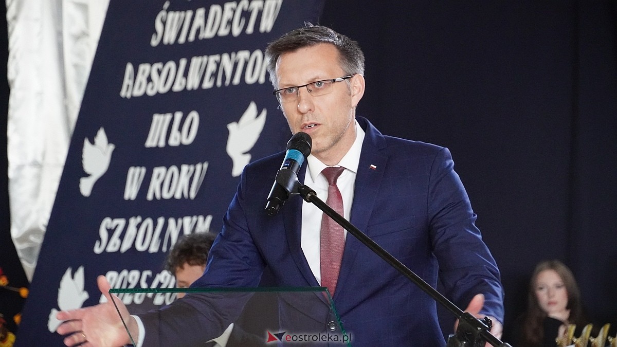 Rozdanie świadectw maturalnych w III LO im. Unii Europejskiej w Ostrołęce [24.04.2026] - zdjęcie #40 - eOstroleka.pl