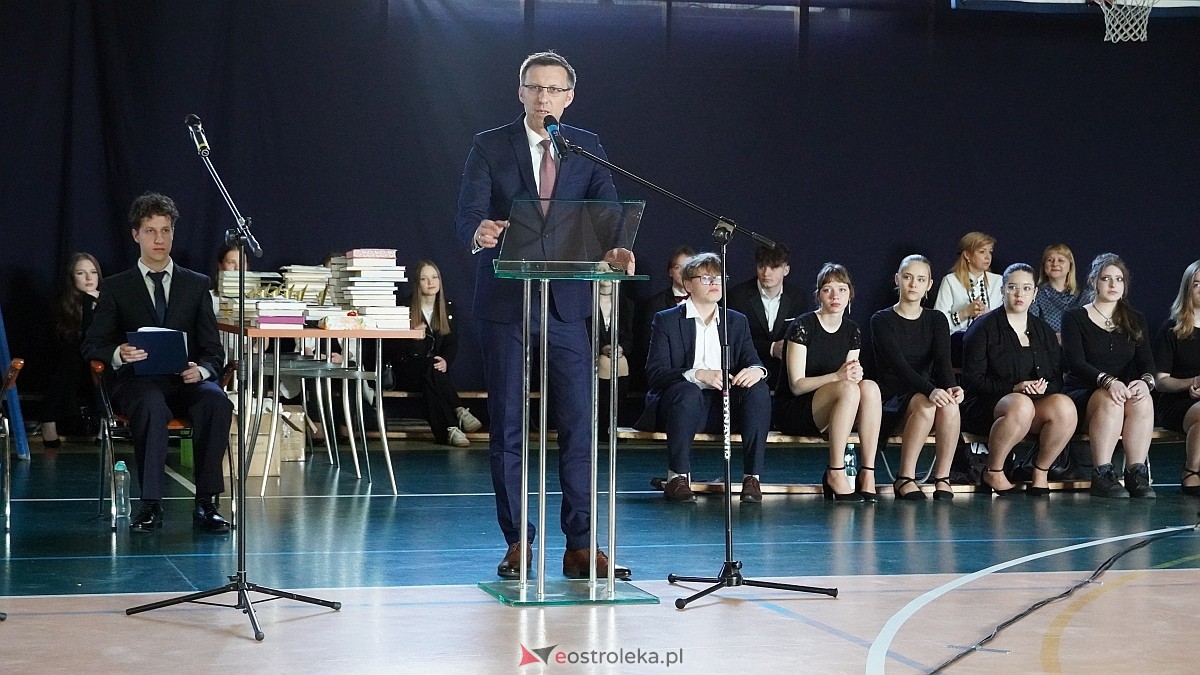Rozdanie świadectw maturalnych w III LO im. Unii Europejskiej w Ostrołęce [24.04.2026] - zdjęcie #39 - eOstroleka.pl